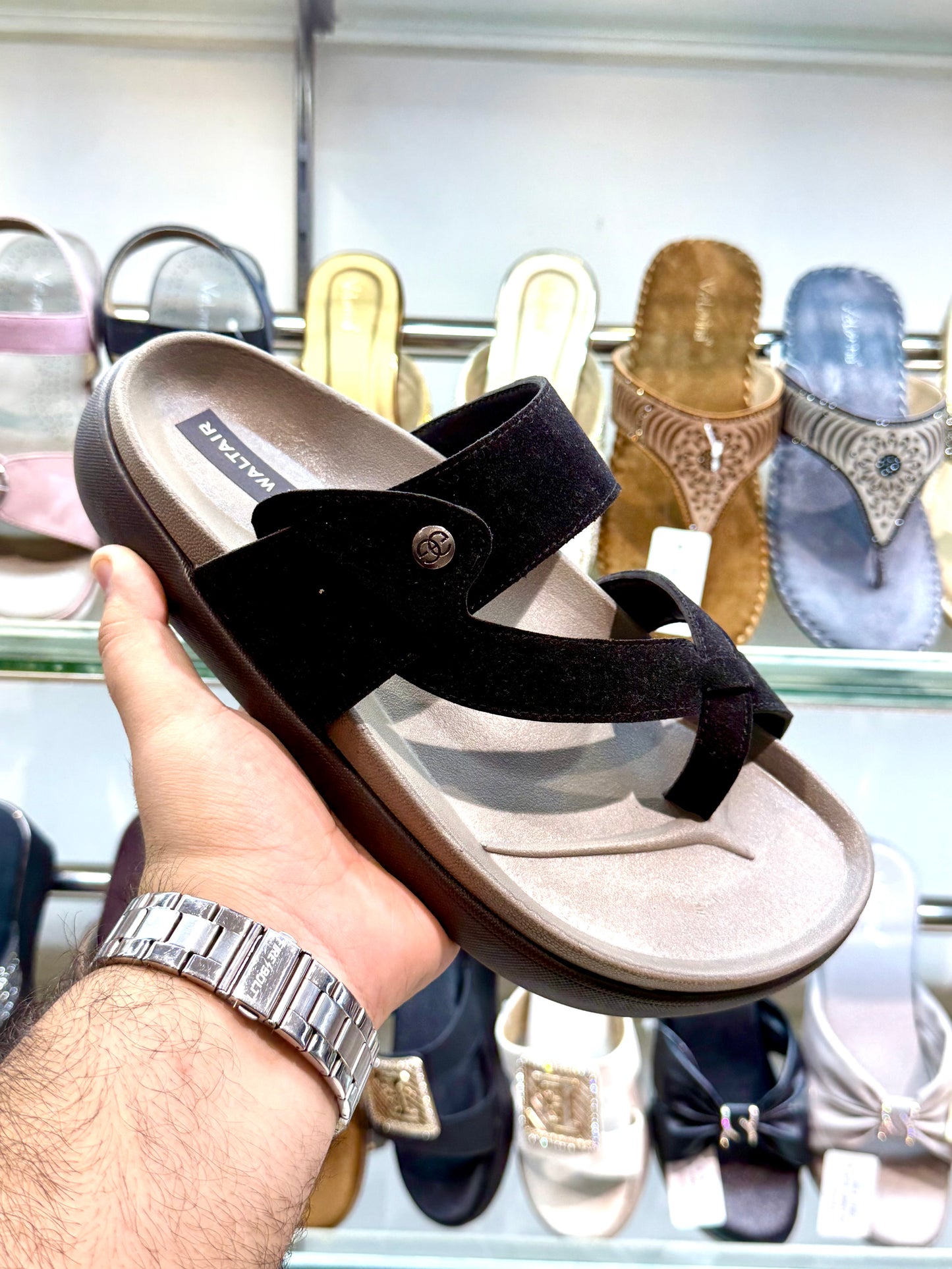 WALTAIR HAPPENSTANCE BEIGE/BLACK FINGER STYLE MODEL